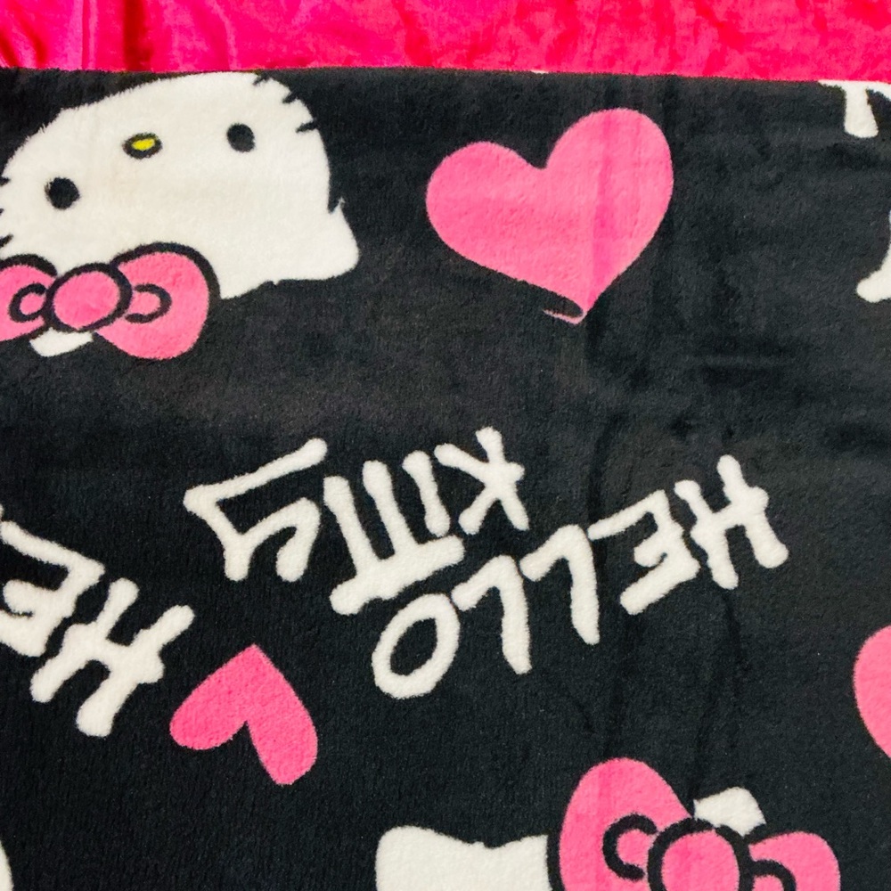 Hello Kitty X Forever 21 Blanket 🩷 - Picture 2 of 2